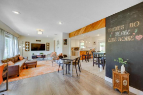San Antonio Home, 2 Mi to Airport - Pets Welcome!